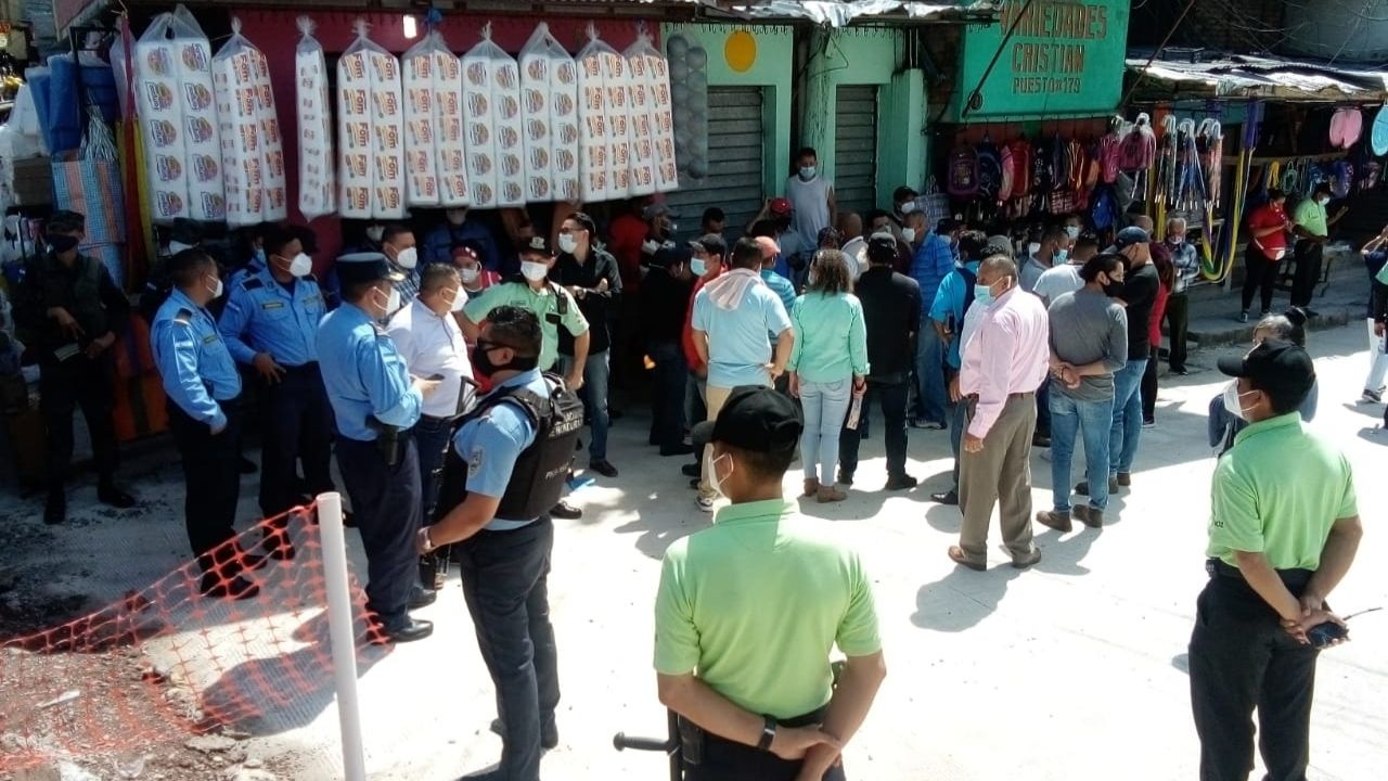 Intentan cerrar mercado Zonal Belén de Comayagüela por no cumplir medidas de bioseguridad; locatarios se oponen