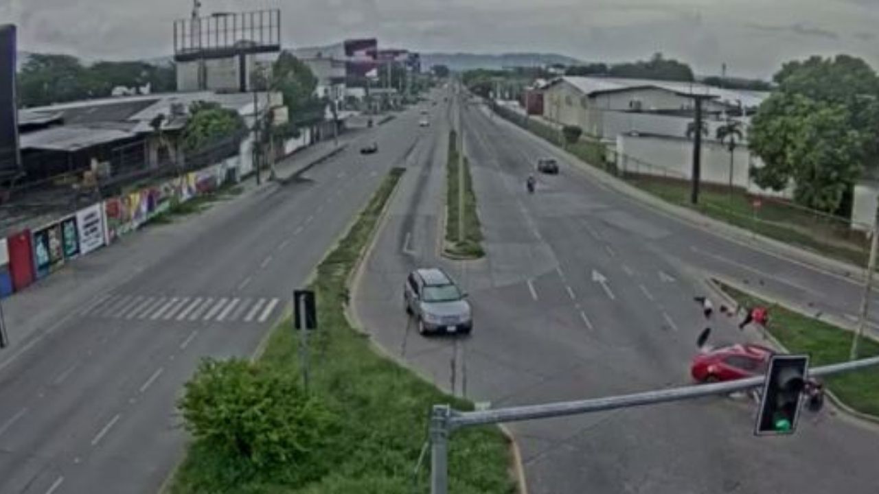 Familia hondureña que iba en moto se salva de morir tras colisionar con vehículo; conductor del carro huye, mira el impactante vídeo