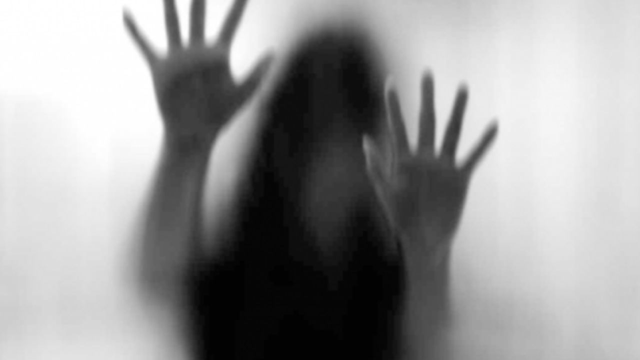 Universitaria es violada por 11 hombres, luego la tiraron de un sexto piso