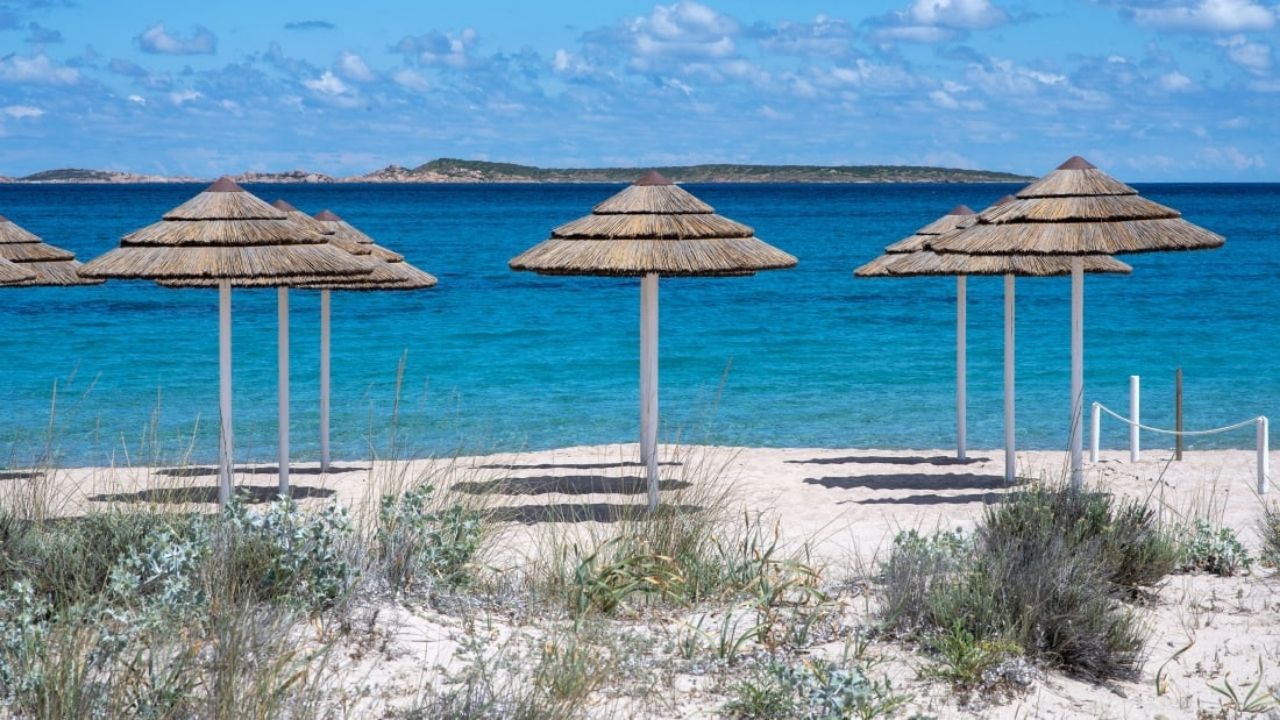 Por llevarse 2 kilogramos de arena de una playa italiana, un turista deberá pagar una multa