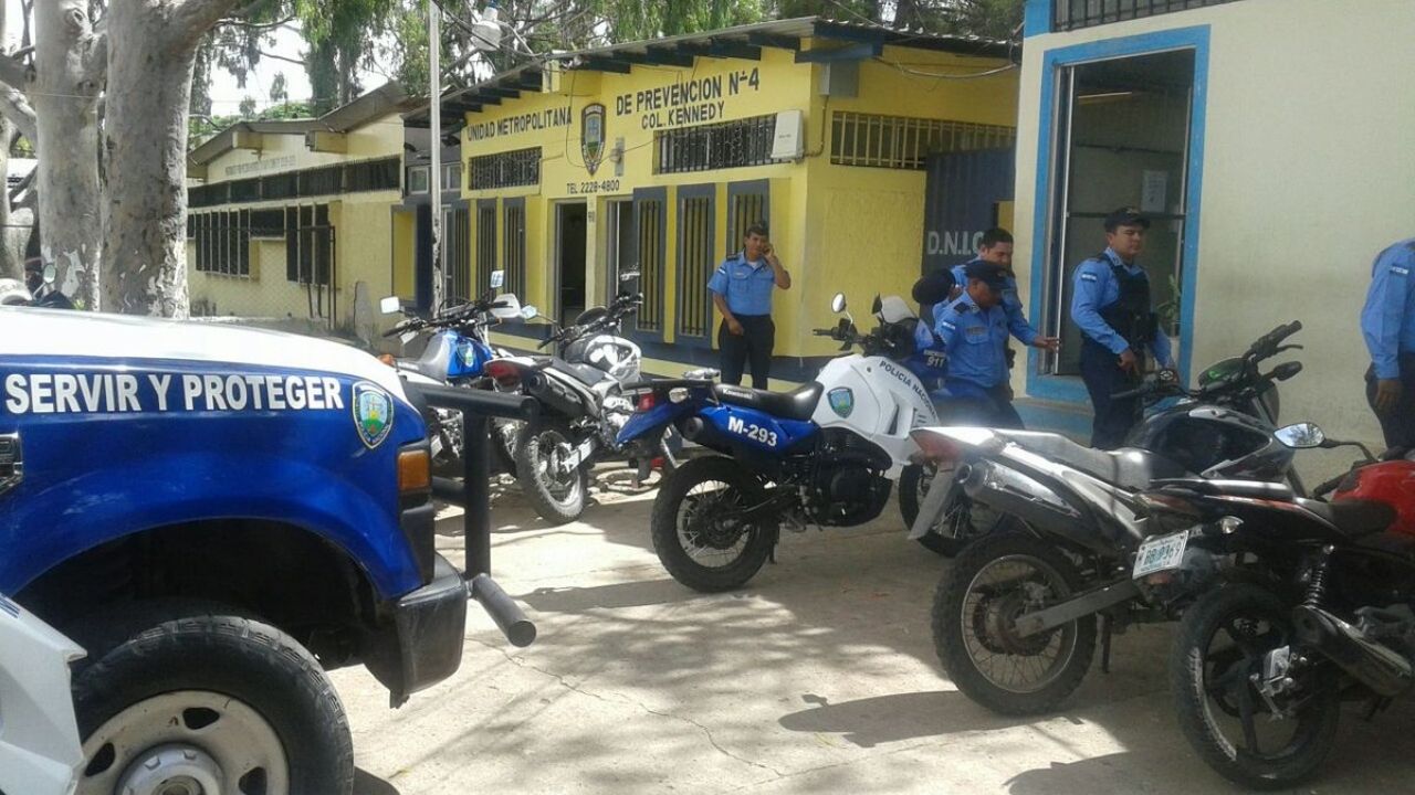 Imagen de Dentro de posta de la Kennedy policía se disparó en el pecho y murió cuando era trasladado al hospital