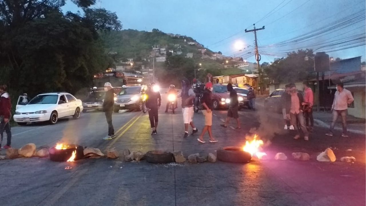 Con quema de llantas y por segundo día, pobladores de cuatro colonias bloquean salida al sur de Honduras