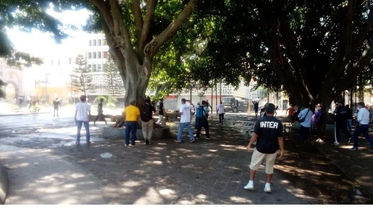 Al menos un herido deja el fuerte enfrentamiento entre policías y manifestantes en el centro de Tegucigalpa