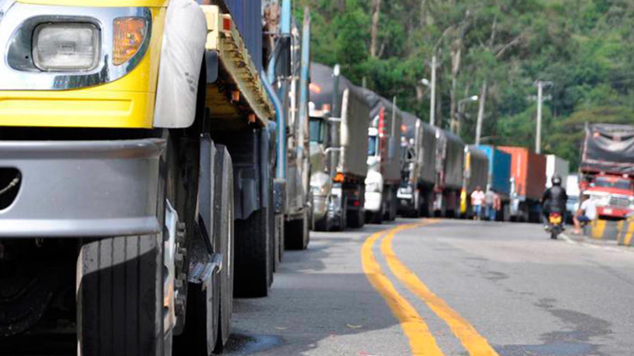 Sector de carga pesada no descarta unirse al paro nacional por ilegalidad en el transporte de petróleo