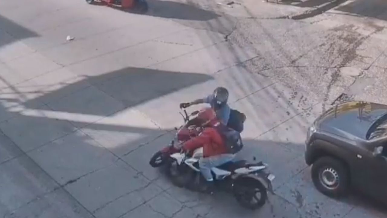 ¡Imprudencia! Brutal choque entre dos motociclistas en Tegucigalpa queda grabado