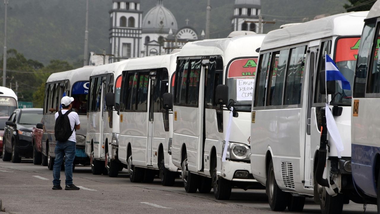 Transportistas acuerdan con el gobierno y operarán con un 100 por ciento de su capacidad a partir del próximo lunes