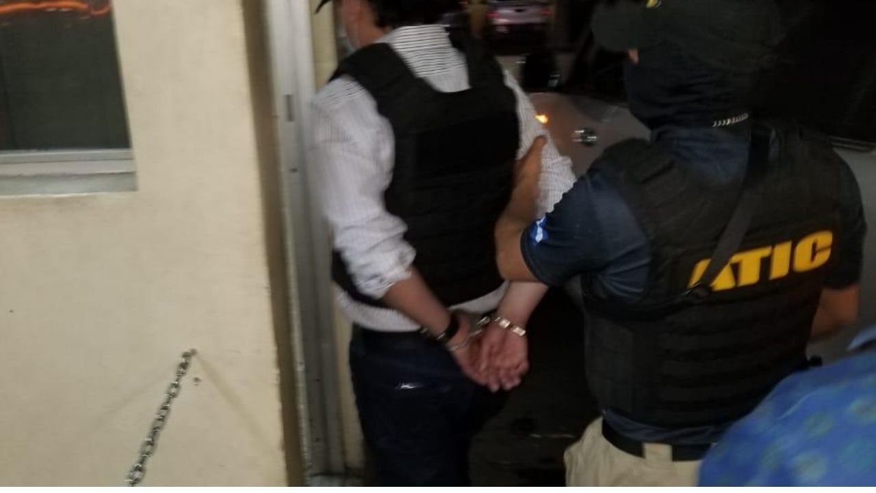 Esposado de manos llegó Marco Bográn a la ATIC, tras ser capturado