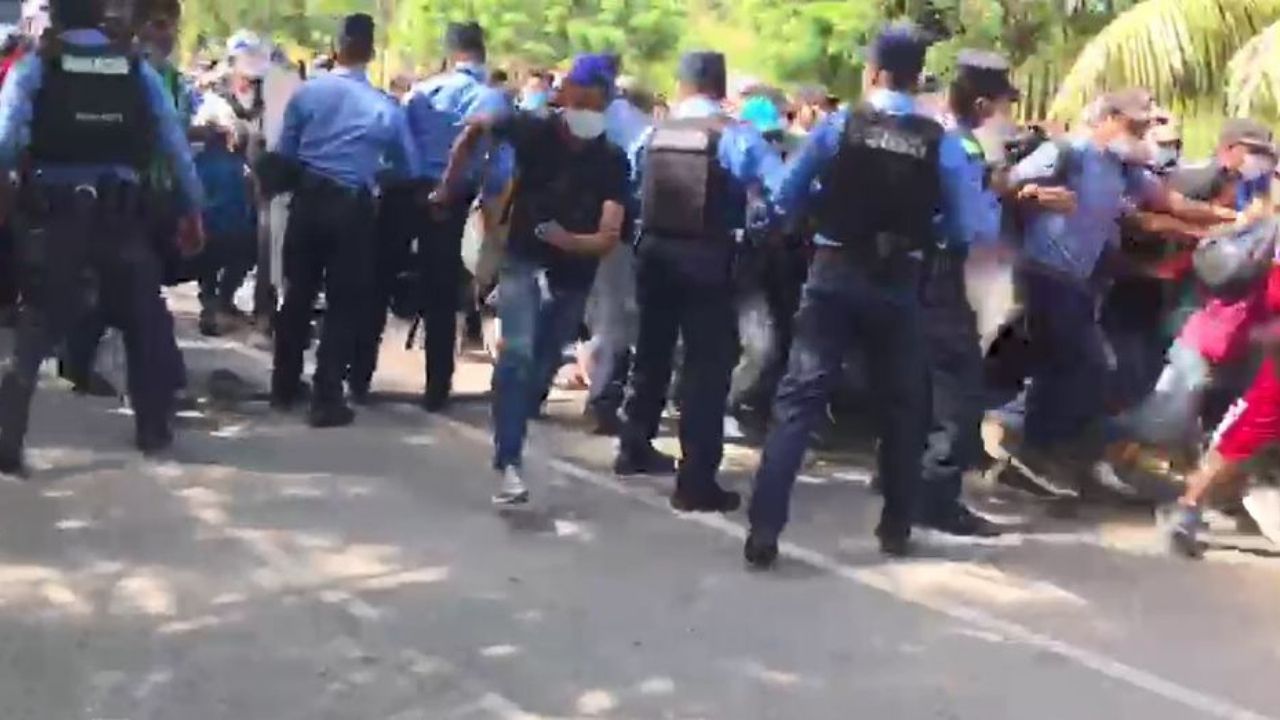 Así fue de caótico el ingreso de migrantes hondureños a Guatemala, un hombre murió y una mujer se cayó de paila de un carro