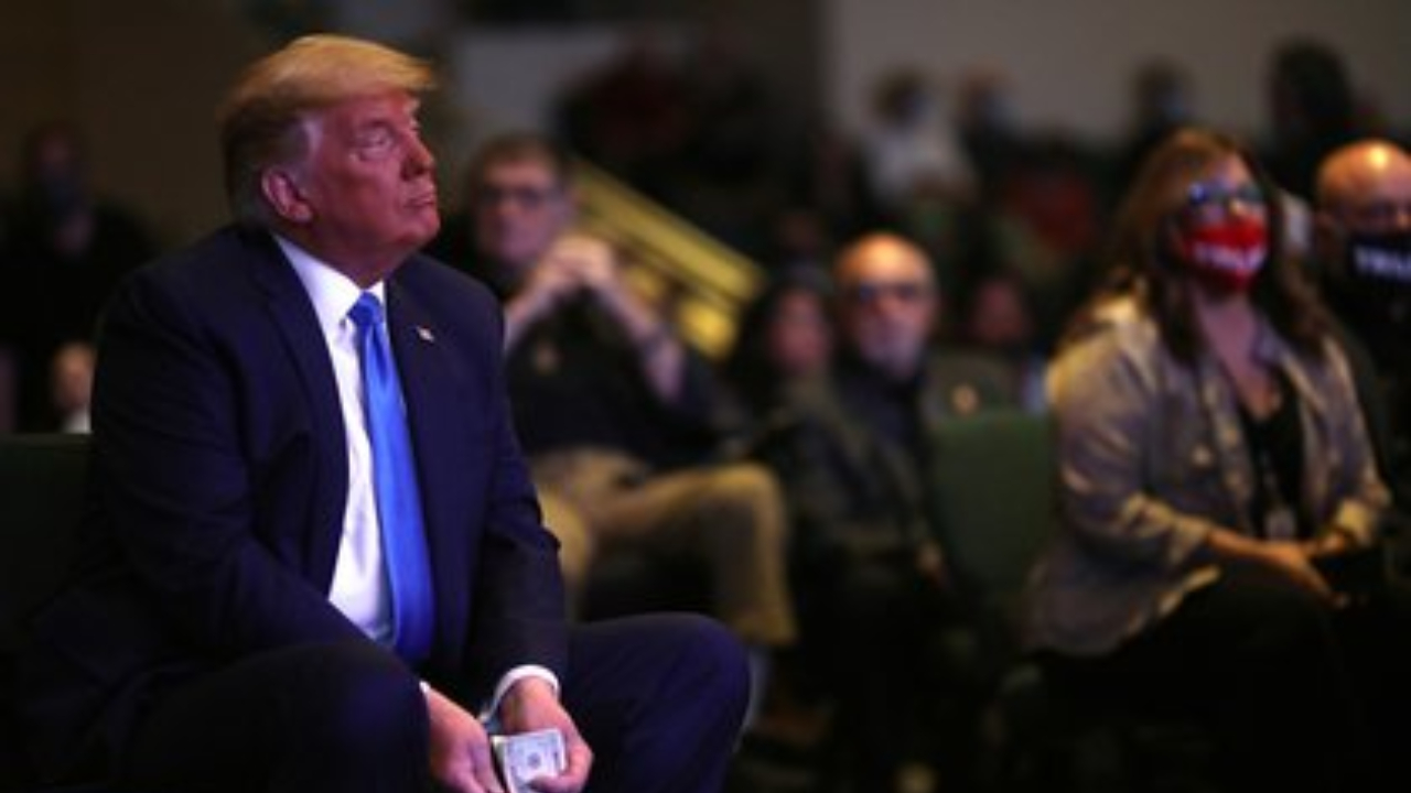 Trump cuenta el dinero antes de donarlo a una iglesia y el video desata enojo