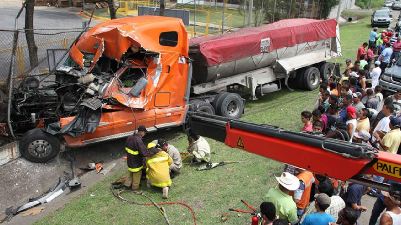 Accidentes de rastras en diferentes puntos de Honduras dejaron dos muertos
