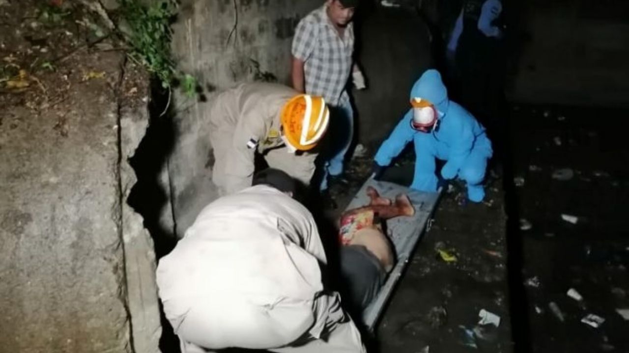 Bomberos rescatan cuerpo con múltiples heridas de bala dentro de un ducto de alcantarilla en Cortés