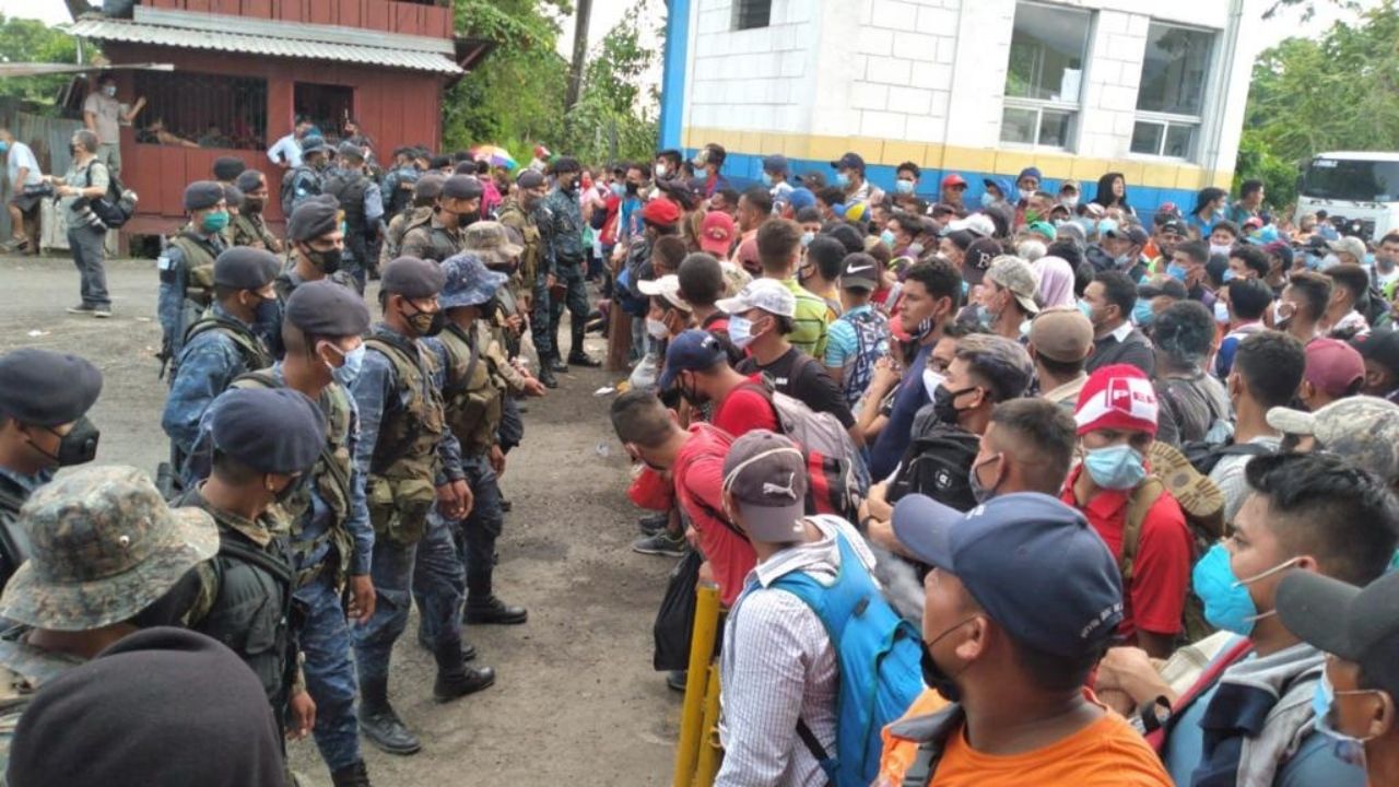 Al menos 2 mil hondureños ingresan en forma violenta a Guatemala; mujeres y niños van al frente