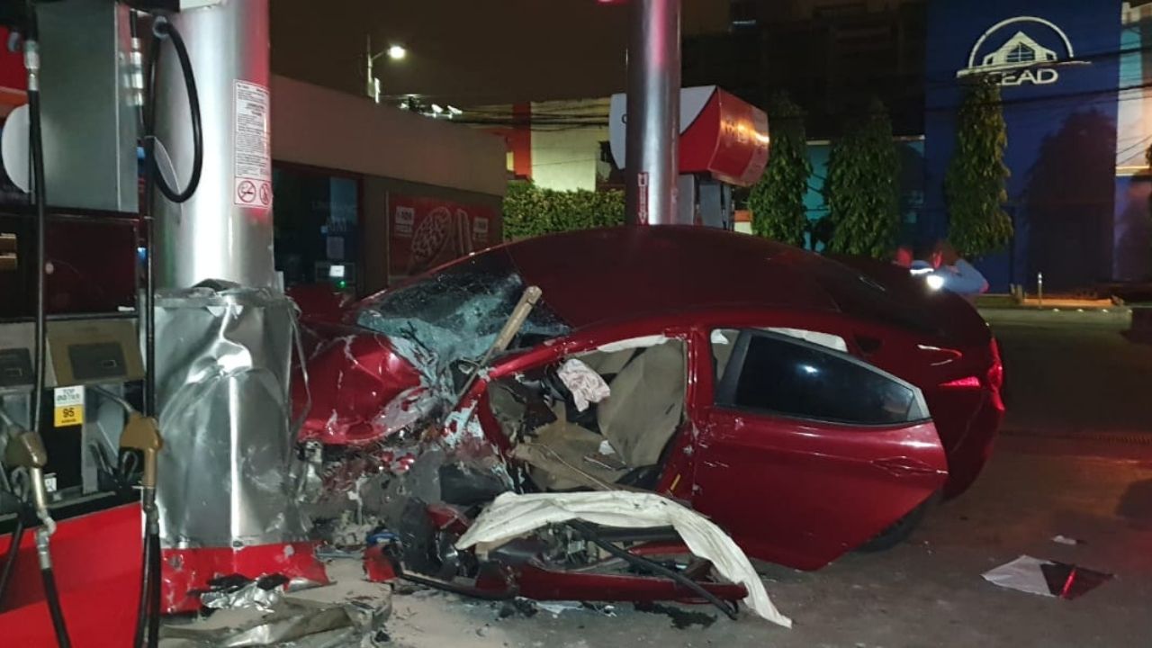 Dos hondureños impactaron su vehículo contra una gasolinera en Tegucigalpa