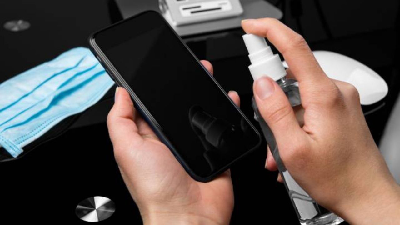 Científicos revelan cuánto puede sobrevivir el coronavirus en billetes y pantallas de celulares