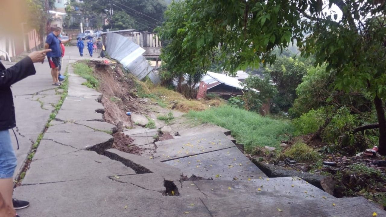 Derrumbe deja incomunicado a unas 30 mil personas de la colonia Reparto por Arriba en Tegucigalpa