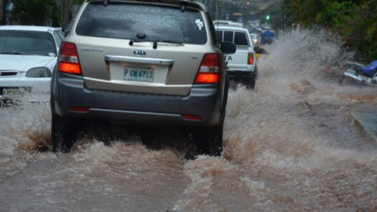 Una hora de lluvias provoca caos en la capital de Honduras