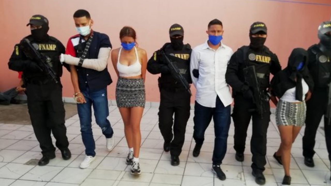 Capturan a cinco supuestos pandilleros en posesión de dos armas de fuego en la capital hondureña