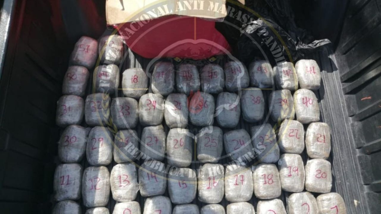Decomisan 52 paquetes de supuesta droga dentro de una cisterna en la CA-13