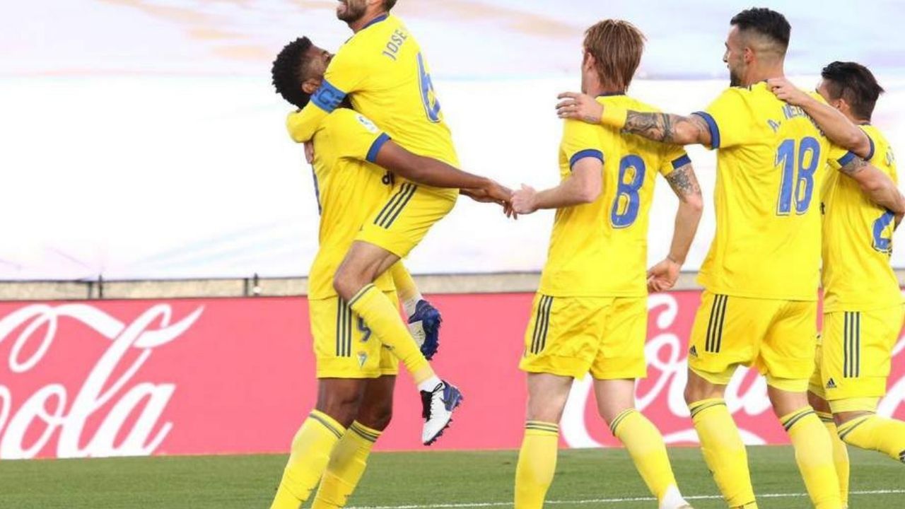 Un gol del Choco Lozano sella un histórico triunfo del Cádiz ante el Real Madrid