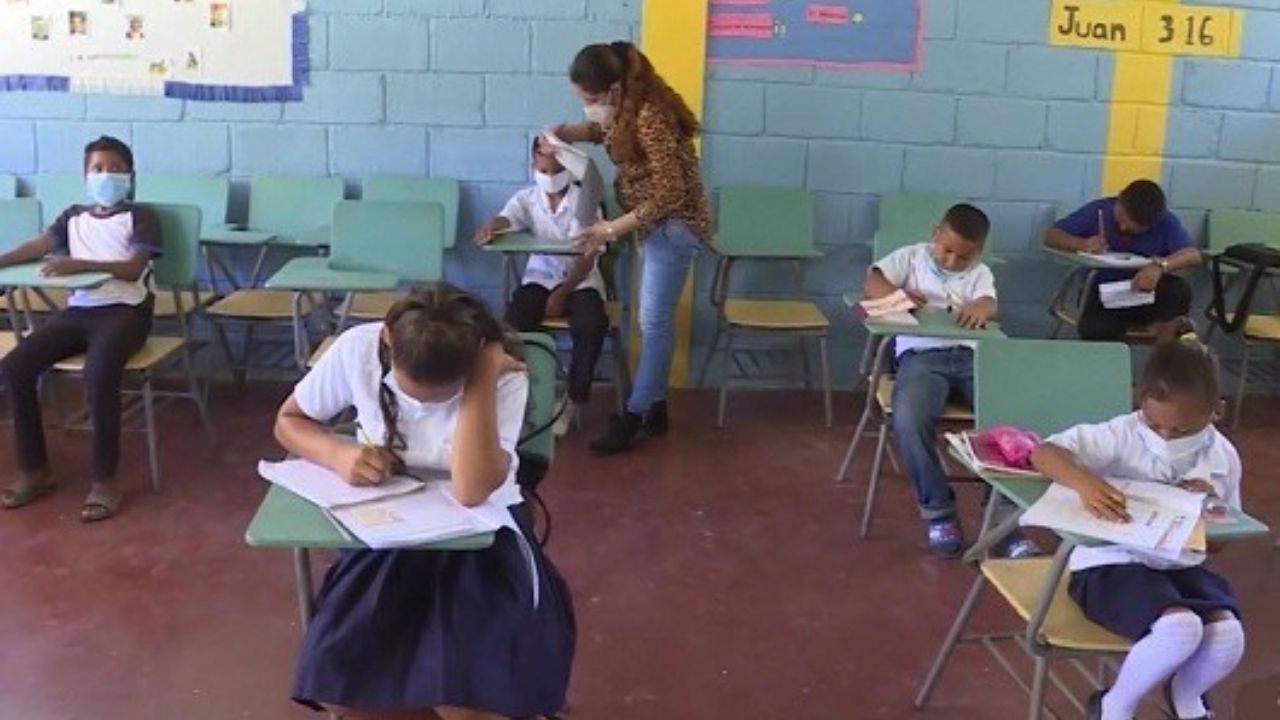 Maestra embarazada cruza río para llegar a la escuela e impartir clases presenciales en Olancho, mira las imágenes