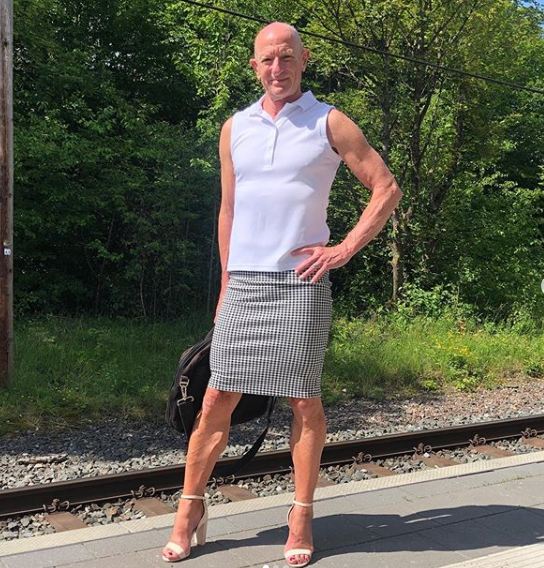 Hombre de la tercera edad usa tacones y faldas para erradicar estereotipos de género, ¡mira sus looks que se han viralizado!