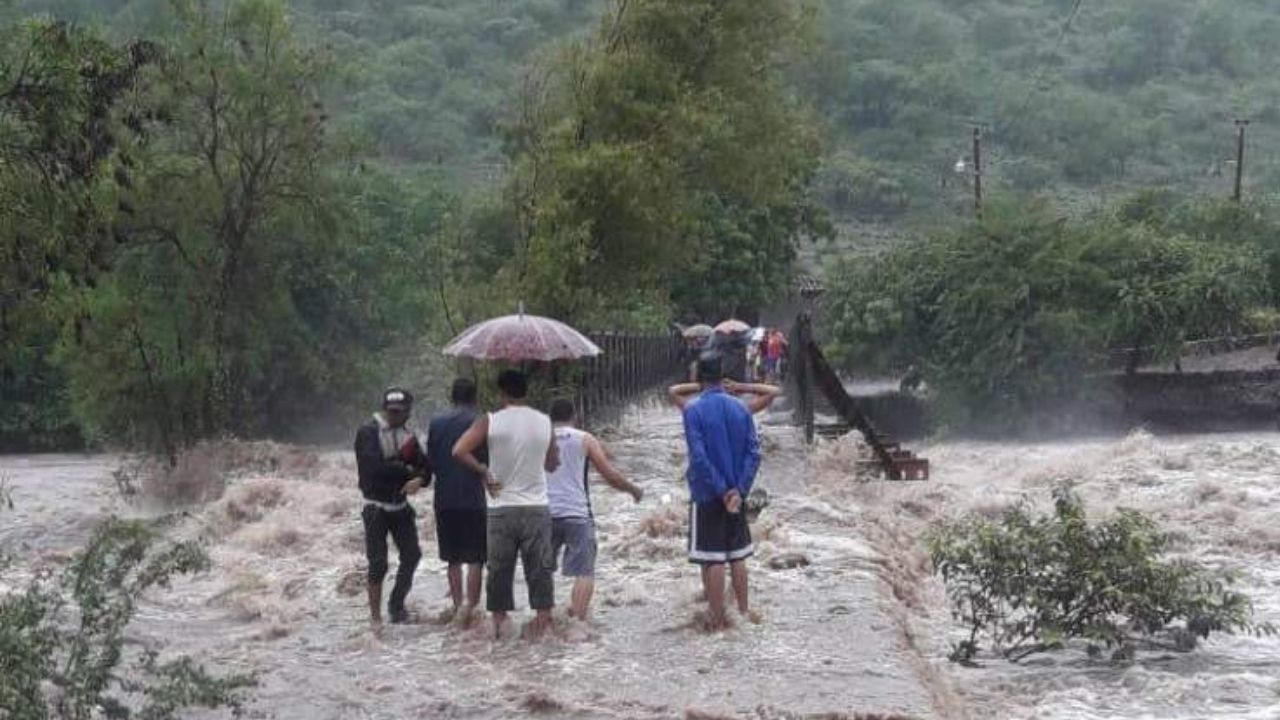 Disturbio tropical a punto de convertirse en depresión tropical amenaza a Honduras, que se mantiene en alerta amarilla