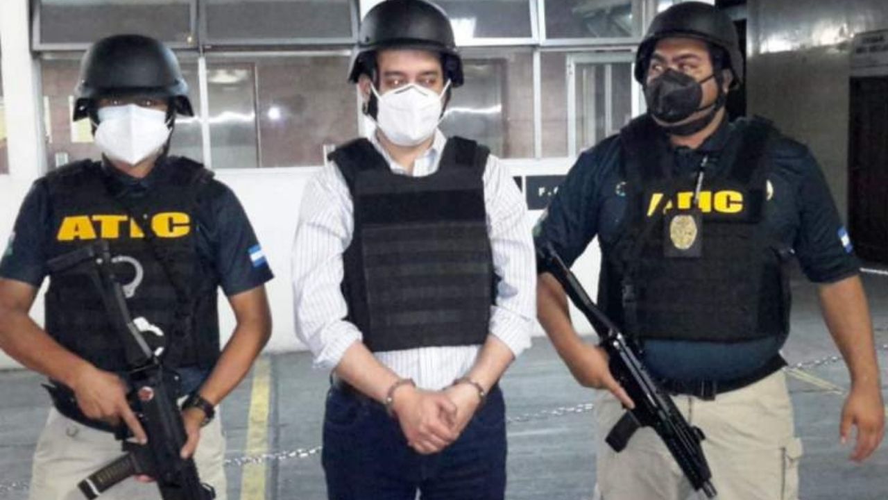 Marco Bográn llega a los tribunales capitalinos; manifestantes exigen que le caiga todo el peso de la ley