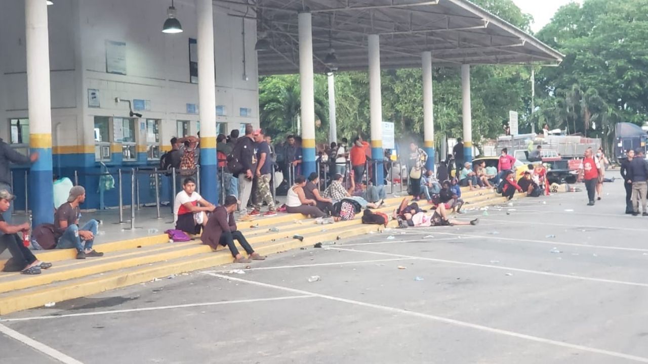Hondureños de la caravana regresan al país en camiones tras su fallido intento de llegar a Estados Unidos