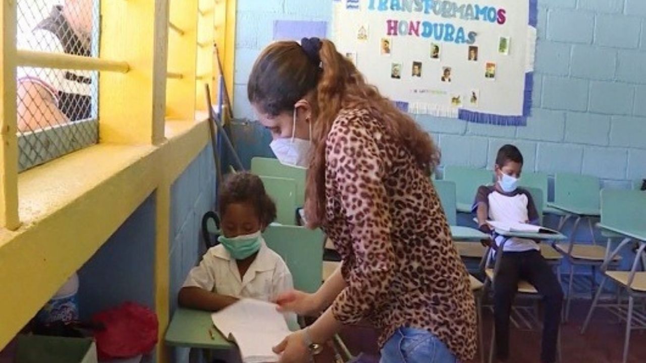 En esta zona de Honduras los niños están en clases presenciales por falta de Internet