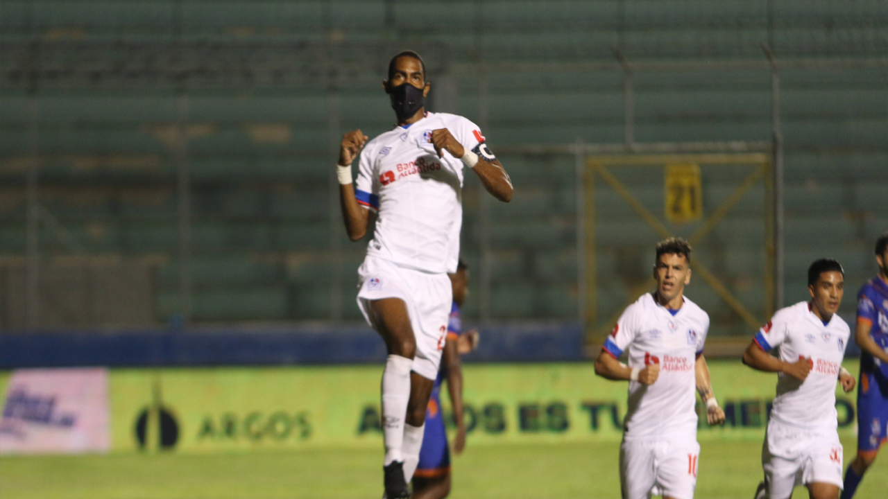 Olimpia logra su primer triunfo del Apertura al vencer 3-1 a Lobos UPN