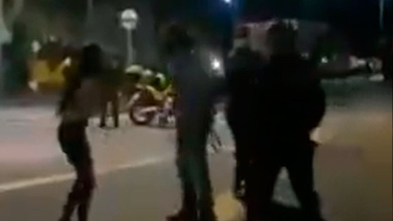 Padre agarra a fajazos a su hija por andar en manifestación, el video es viral y causa molestia