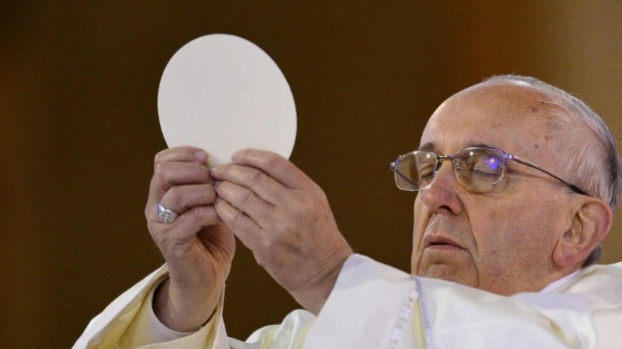 Papa Francisco causa polémica al mostrarse a favor del matrimonio entre personas del mismo sexo