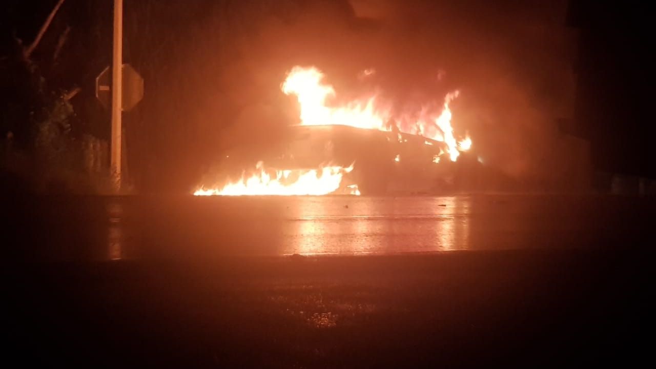 Imagen de Motociclista muere en Talanga, luego de colisionar con una patrulla; enfurecidos pobladores le prendieron fuego al vehículo policial