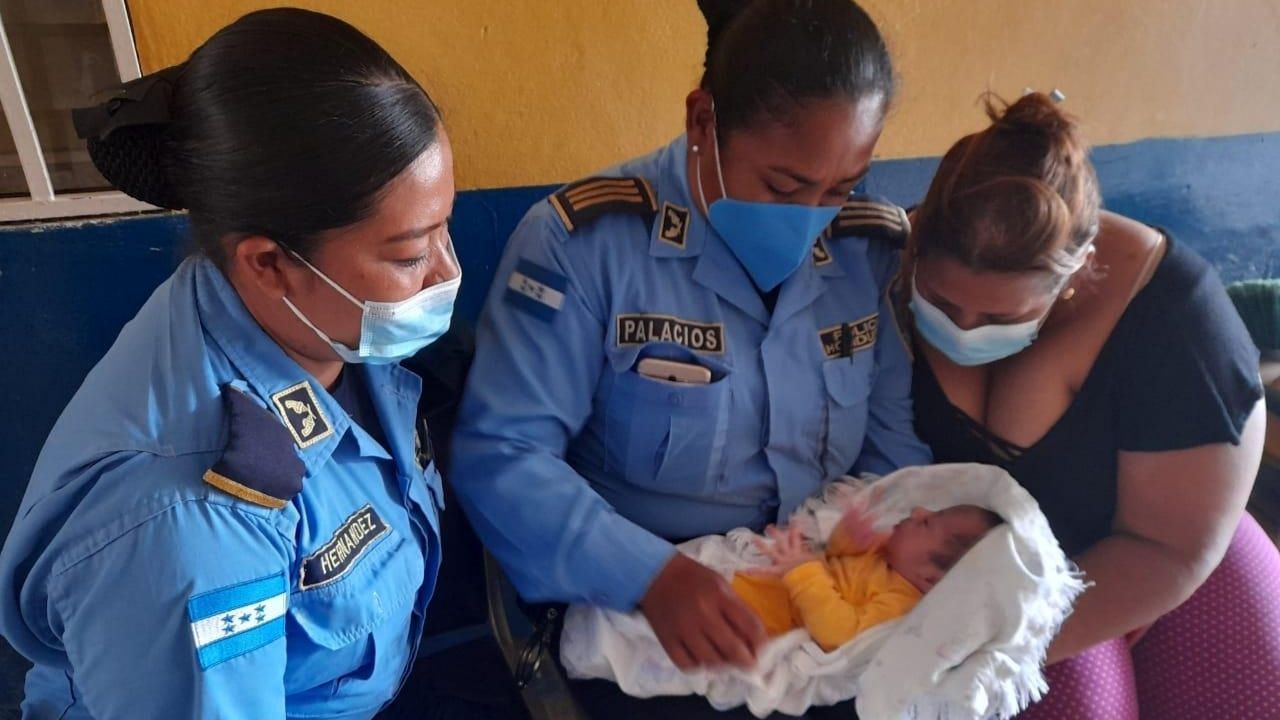 Bebé es rescatado de un basurero por la Policía Nacional