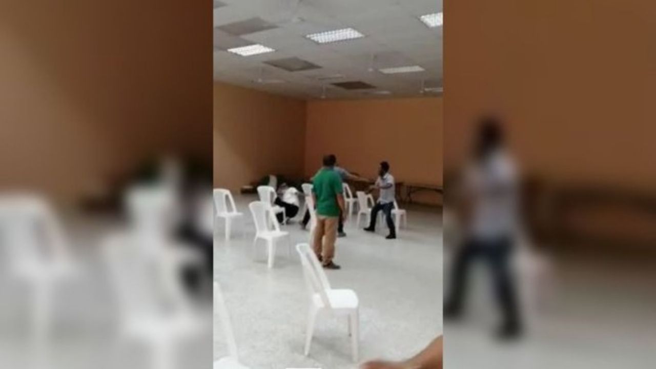 Alcalde y regidor de Atima, Santa Bárbara, se van a los golpes, todo quedó grabado en vídeo
