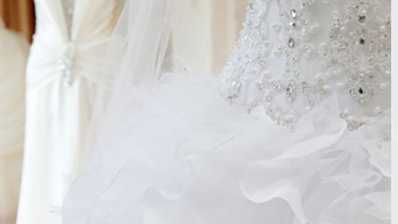 Te mostramos el vestido totalmente transparente que usó novia y que dejó a novio e invitados en shock