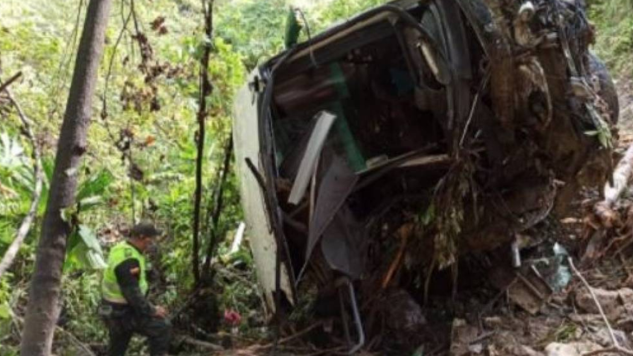 Colombia, un bus con 24 personas cae en abismo de 100 metros y deja varios muertos