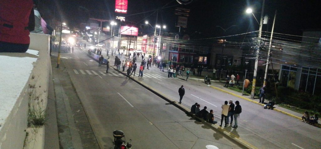 Los manifestantes incendiaron varias llantas en la calle afuera de Toncontín para obstaculizar el paso vehicular