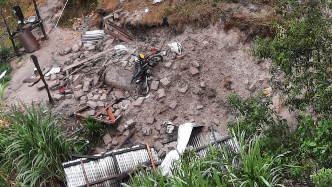 Cinco personas, entre ellas tres niños, fallecieron soterradas en Ocotepeque a efecto de Iota