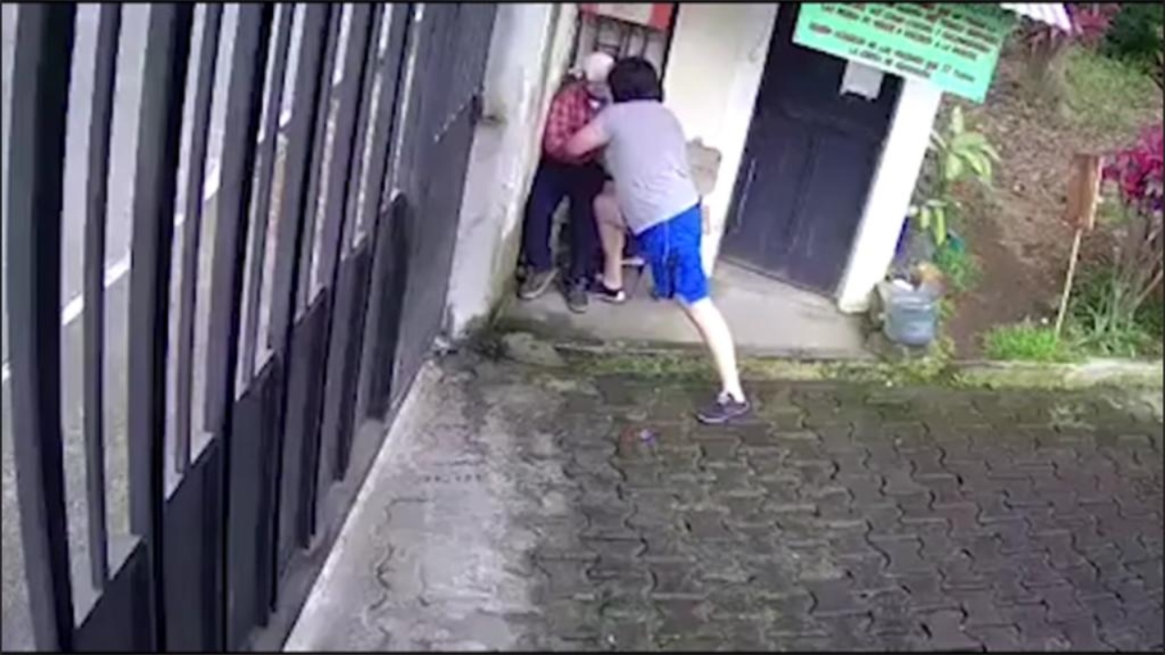 Agreden a un anciano supuestamente por faltarle el respeto a una mujer y el video causa indignación en Facebook