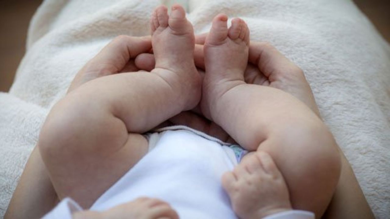 Hombre en China vende a su hijo recién nacido por $24,000 en Internet tras perder su trabajo durante la pandemia