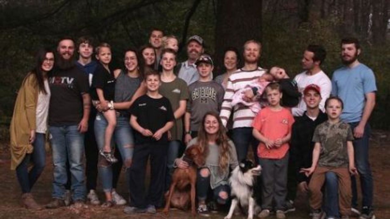 Pareja intenta por décadas concebir una niña y lo logra, pero después de tener 14 hijos