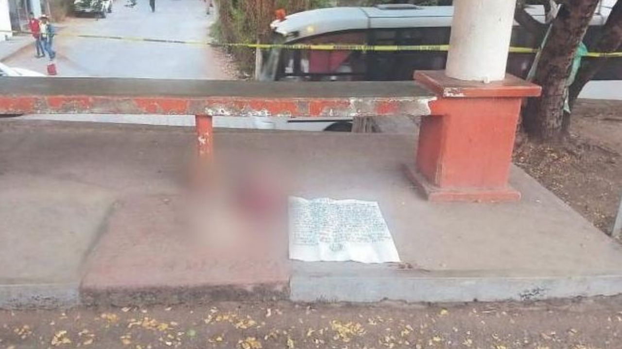 Dejan cabeza humana con tenebroso narcomensaje en parada de autobús Morelos, México