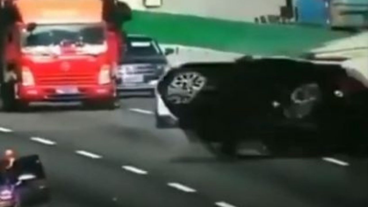 Carro da varias vueltas y cae de un puente tras ser embestido por un camión, mira el impactante video