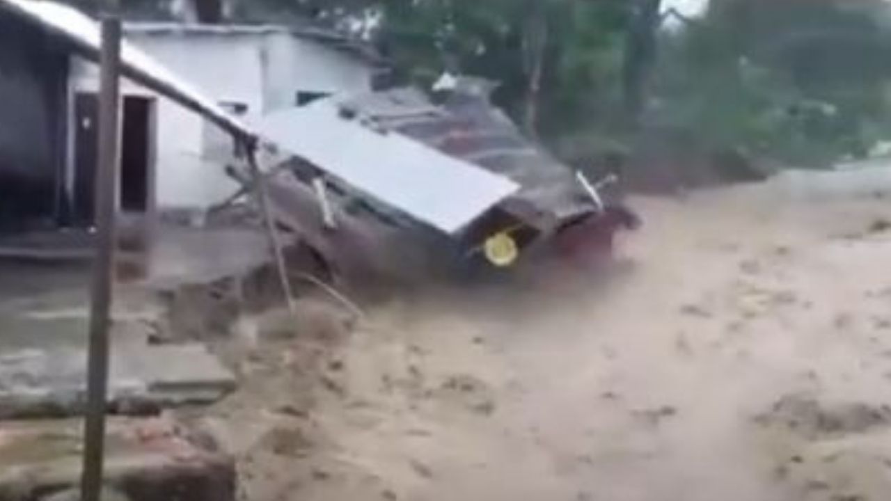 Casa es arrastrada por la corriente de un río en el occidente de Honduras y todo quedó grabado
