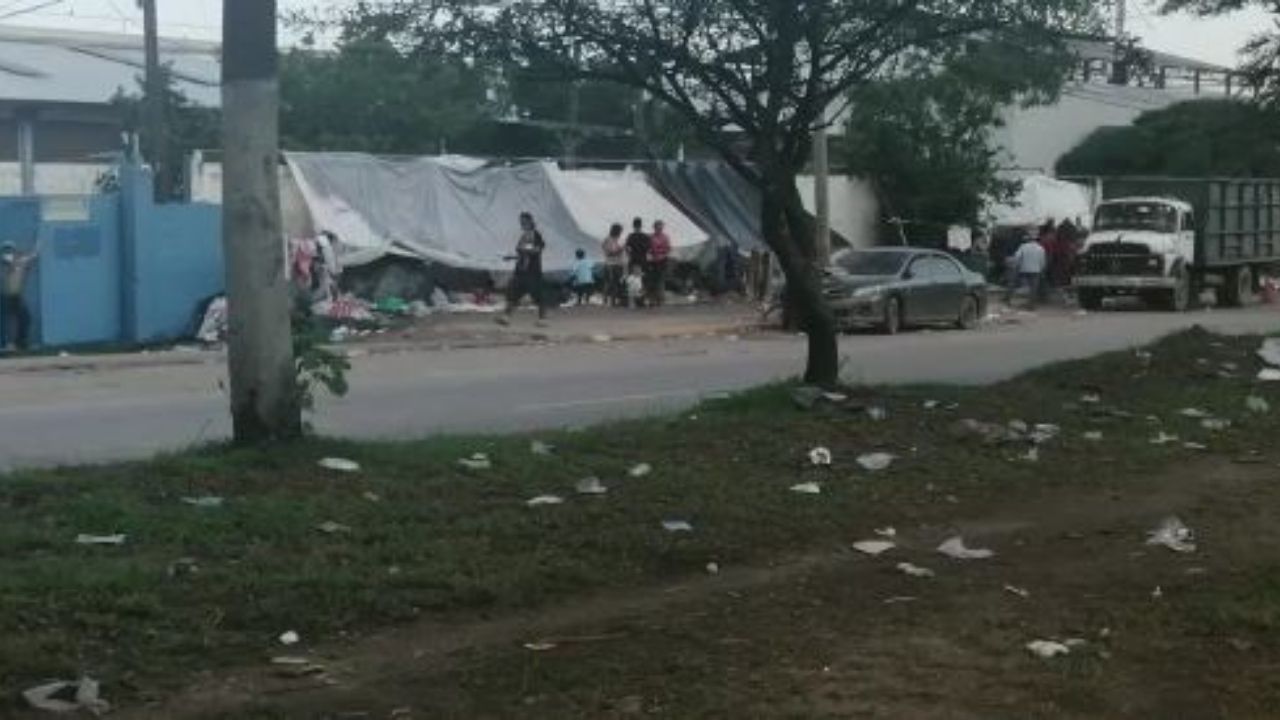 Afectados por Eta en Honduras construyen casas improvisadas en las calles de El Progreso