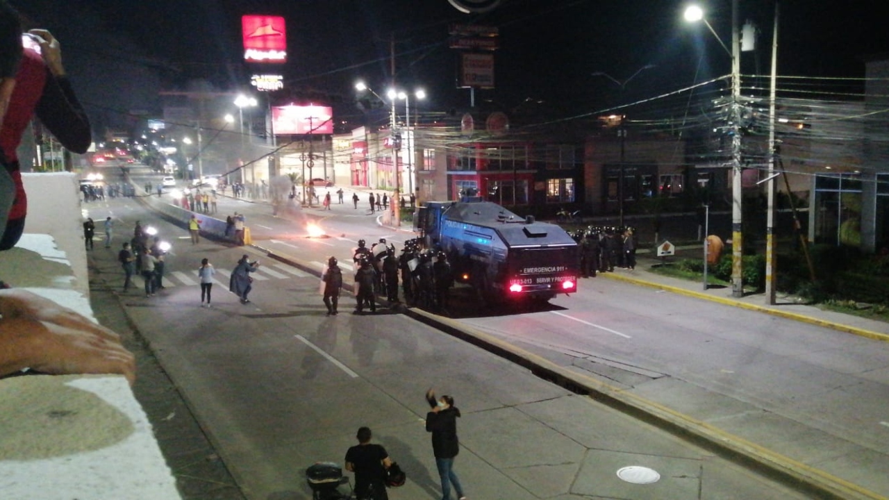 Varios hondureños fueron desalojados de las afueras del aeropuerto Toncontín, tras manifestación