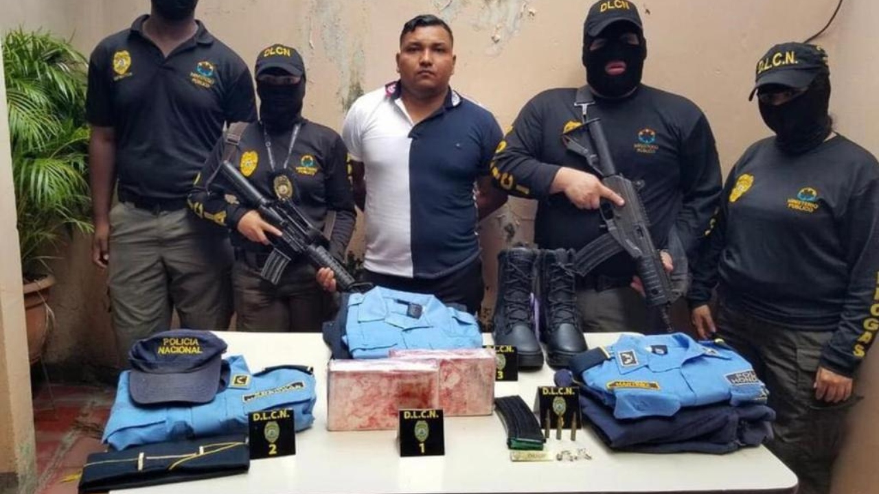 Detienen a un policía activo en posesión de dos supuestos kilos de cocaína
