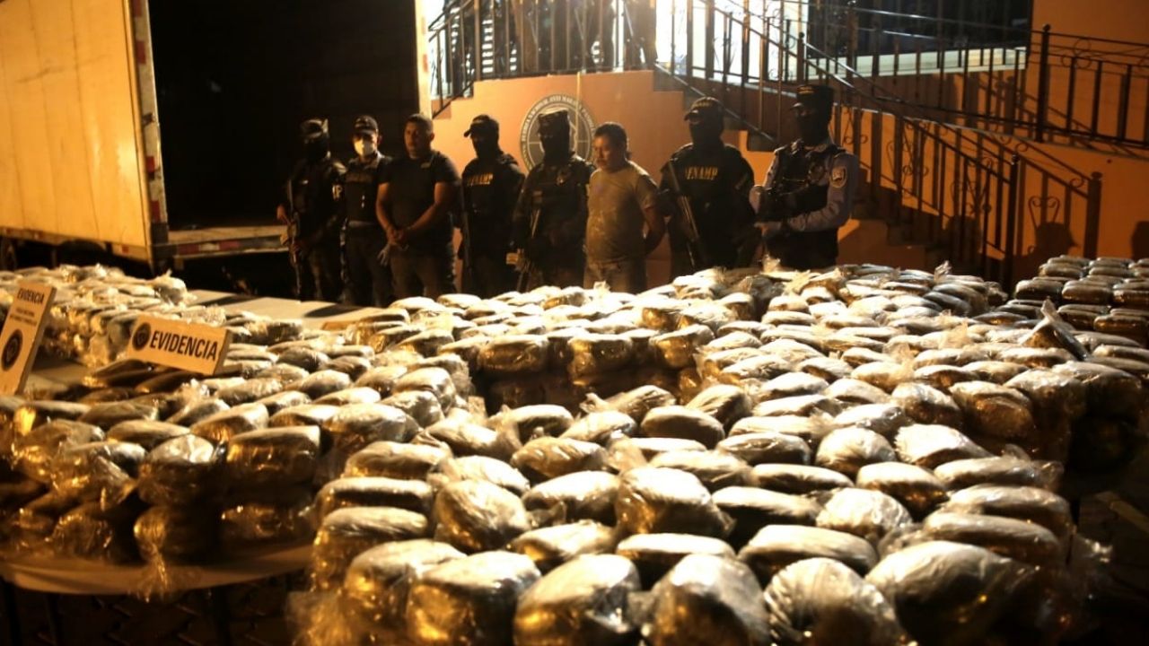 Capturan a dos hondureños en posesión de más de una tonelada de supuesta marihuana oculta en un camión