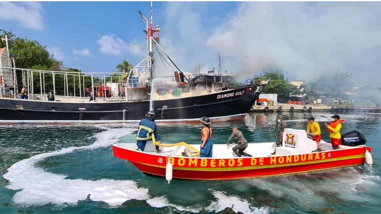 Dos personas muertas deja incendio en embarcación en Roatán, Islas de la Bahía